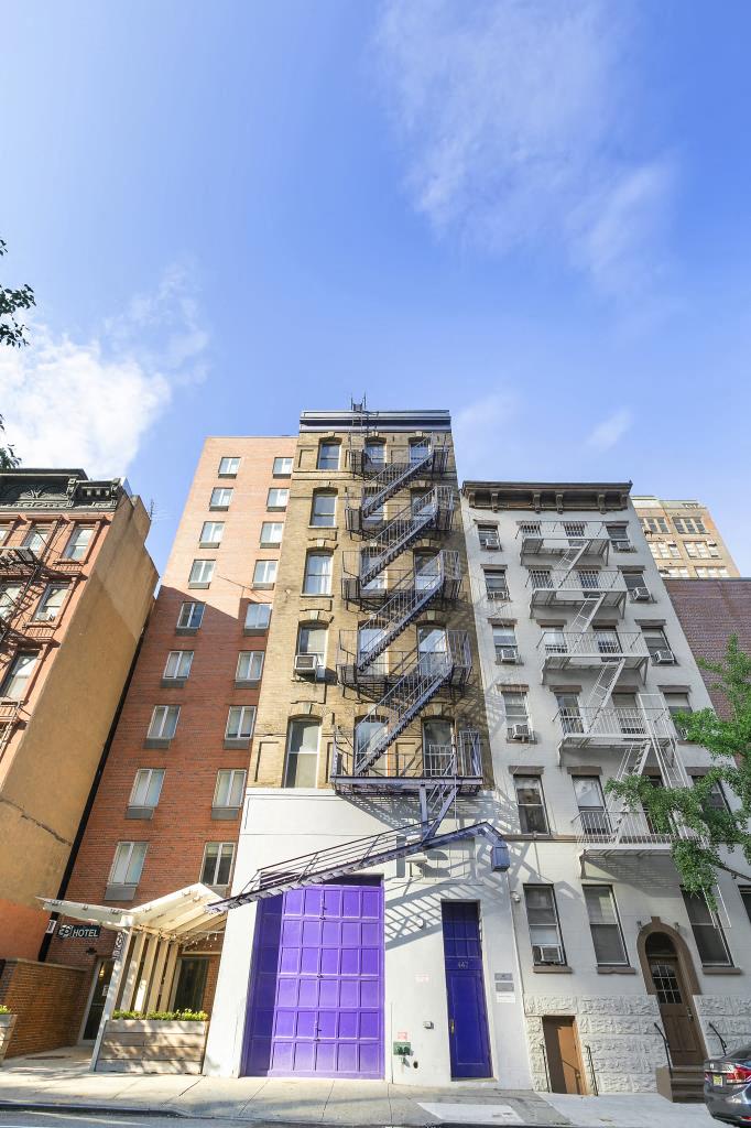 447 W 36th St
